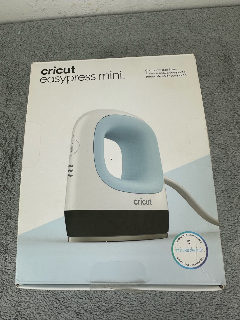 Cricut EasyPress Mini in White and Light Blue